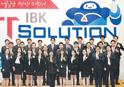 IBK기업은행은 지난달 23일 서울 중구 을지로 본점에서 ‘IBK T-솔루션’ 브랜드 선포식을 개최했다. 권선주 행장(앞줄 왼쪽에서 다섯 번째)이 직원들과 기념촬영을 하고 있다. 기업은행 제공