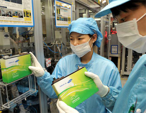 삼성SDI 울산공장에서 직원들이 완성된 전기차용 배터리 제품을 살펴보고 있다. 삼성SDI 제공