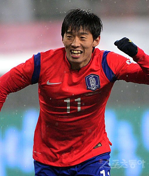 김보경이 31일 서울월드컵경기장에서 열린 뉴질랜드와의 평가전에서 1-0 승리에 환호하고 있다. 김보경은 1일 소속팀 복귀를 위해 출국하면서 “새로운 도전을 얻었다. 한 걸음 더 성숙해졌다”며 3월 A매치 2연전을 위해 대표팀에 합류한 뒤의 성과를 밝혔다. 상암｜김진환 기자 kwangsin00@donga.com