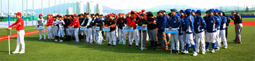 동아꿈나무재단은 2007년부터 농아인들을 위한 야구대회를 후원하고 있다. 지난해 열린 ‘제8회 대한 농아인야구대회’에서 참가 팀들이 입장식을 하는 모습. 동아꿈나무재단 제공