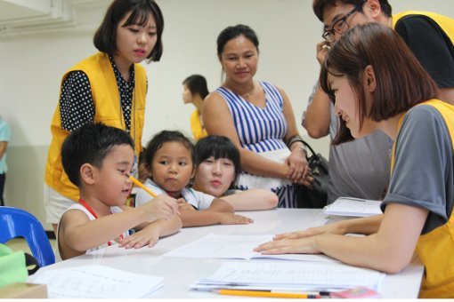 2014년 11월 태국 랑싯 지역에서 우석대 유아특수교육과 학생들과 아동발달센터 연구원들이 덴버를 이용해 발달검사 하고 있다. 우석대 제공