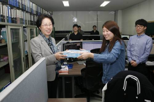 1일 오후 8시 인하대 공대 문과대 등 각 단과대학 연구실을 잇달아 방문해 피자를 건네며 학생과 교수들을 격려한 최순자 총장.  인하대 제공