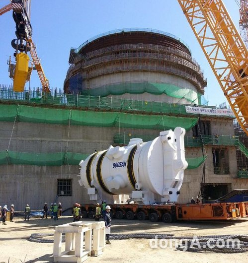 작업자들이 신한울 2호기에 설치될 원자로를 입고하고 있다. (사진= 한울원자력본부 제공)