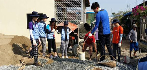 인천대 도시과학대 학생들이 1월 캄보디아 농촌에서 해외봉사활동 및 공적개발 지원사업(ODA)의 하나로 콘크리트 도로 포장 작업을 하고 있다. 인천대 제공