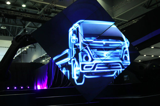 2일 2015 서울모터쇼에서 위용을 드러낸 현대차 상용차 전시관의 론칭쇼. 대형 모니터를 움켜쥐고 자동차의 움직임에 맞춰 정교하게 움직이는 로봇이 관람객의 넋을 빼앗았다. 사진제공｜현대차