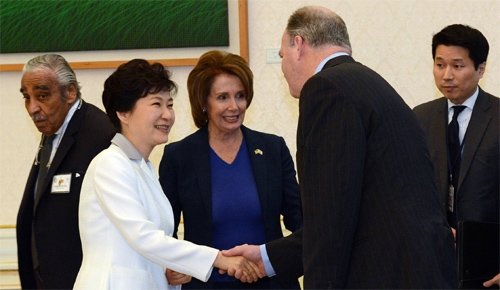 日보다 한국 먼저 찾은 美 하원대표단 박근혜 대통령(왼쪽에서 두 번째)이 2일 청와대에서 한국을 방문한 낸시 펠로시 미국 하원 민주당 원내대표(왼쪽에서 세 번째)와 하원의원 대표단 일행을 접견하고 있다. 악수하는 사람은 댄 킬디 의원, 왼쪽은 6·25전쟁 참전용사 출신인 찰스 랭걸 의원. 미 하원 대표단은 한국에 이어 3일 일본을 방문한다. 청와대사진기자단