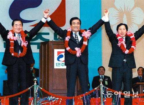 1995년 2월 24일 민주당 전당대회. DJ는 이종찬(왼쪽), 김근태(오른쪽)를 이기택 총재(가운데)의 민주당에 합류시켰지만 
그가 기대했던 야권통합은 이루지 못했다. 특히 당시 가장 지명도가 높고, 호감도가 높은 정치인이었던 박찬종을 끌어들이지 못했다. 
동아일보 DB