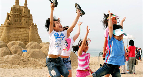 매년 5월 말에 열리는 부산 해운대 모래축제를 찾으면 한여름에 볼 수 있는 각종 모래놀이를 한발 앞서 즐길 수 있다. 한국관광공사 제공