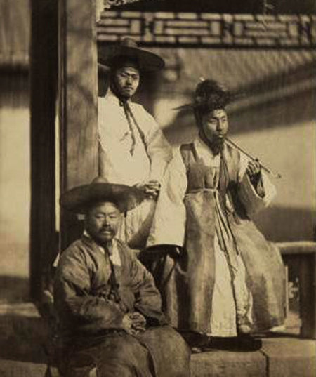 1863년 1월 중국 베이징의 러시아 공사관에서 흡연을 하고 있는 조선 사신.