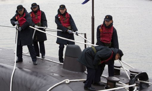 출항 직전 홋줄을 걷어내는 잠수함 대원들. 사진=조영철 기자