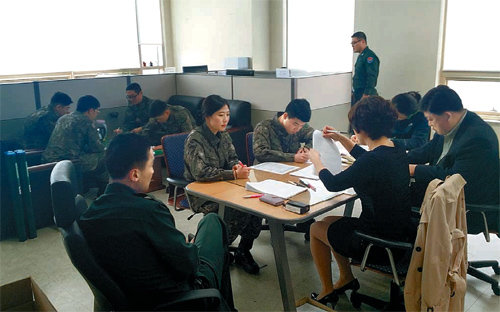 지난달 30일 충북 영동군청 직원들이 육군종합행정학교를 찾아 인구 늘리기 지원 시책을 홍보하고 있다. 2007년부터 ‘인구 5만 명 지키기’에 나선 영동군은 민선 6기 이후 가장 많은 인구수를 기록했다. 영동군 제공