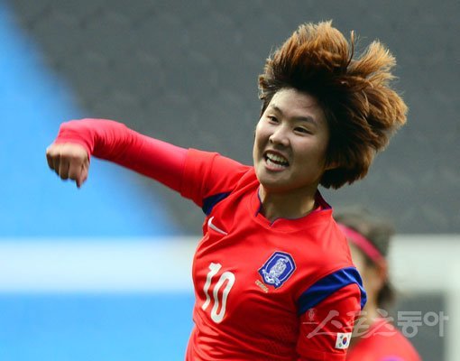 5일 인천축구전용경기장에서 열린 ‘인천국제공항공사 후원’ 대한민국과 러시아의 여자축구국가대표 친선경기에서 후반 종료 직전 한국 지소연이 골을 성공시킨 뒤 환호하고 있다. 인천｜김민성 기자 marineboy@donga.com