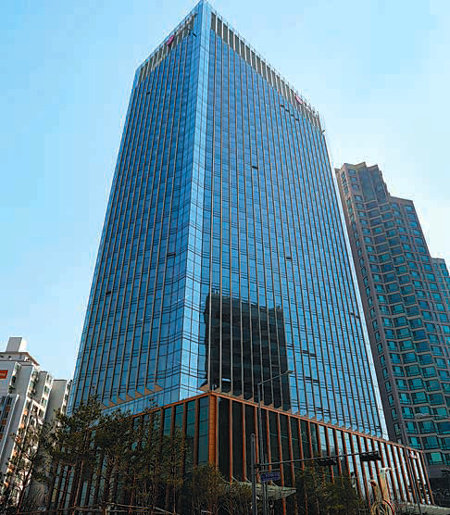 LG유플러스는 6일 서울 용산구 한강대로 신사옥으로 이전한다. LG유플러스는 신사옥 입구부터 엘리베이터, 사무실 구석구석까지 정보통신기술(ICT)을 도입해 건물 전체를 ‘ICT 체험 모델하우스’로 꾸몄다. LG유플러스 제공