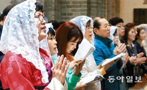 5일 오후 서울 명동성당에서 천주교 신자들이 예수 부활의 의미를 되새기며 미사를 봉헌하고 있다. 원대연기자 yeon72@donga.com