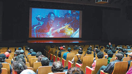지난달 24일 서울 노원구 서울시립 북서울미술관을 찾은 노인들이 청춘극장에 앉아 광고 대신 가요 프로그램을 보며 영화 상영을 기다리고 있다. 노원구 제공