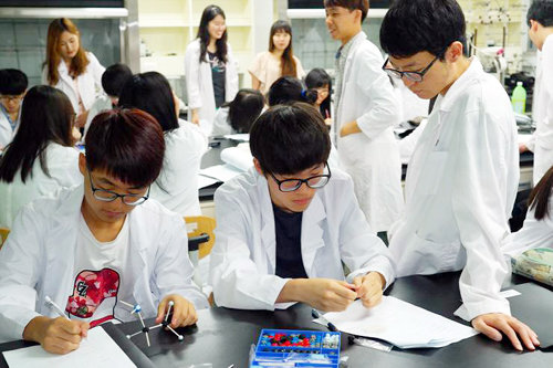 과학실험교실에 참가한 고교생들. 서울 한영고 제공
