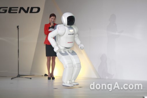 지난 2일 혼다 휴머노이드 로봇 아시모가 서울모터쇼 프레스데이 행사에서 점프 동작을 시연하고 있다. 사진=정진수 동아닷컴 기자