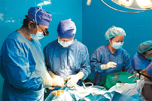 계명대 동산병원 의료진이 베트남 롱안 성에 있는 세계로병원에서 구순열(입술갈림증) 수술을 하고 있다. 동산병원은 2012년부터 최근까지 현지 어린이 환자 200여 명을 무료로 치료했다. 계명대 동산병원 제공