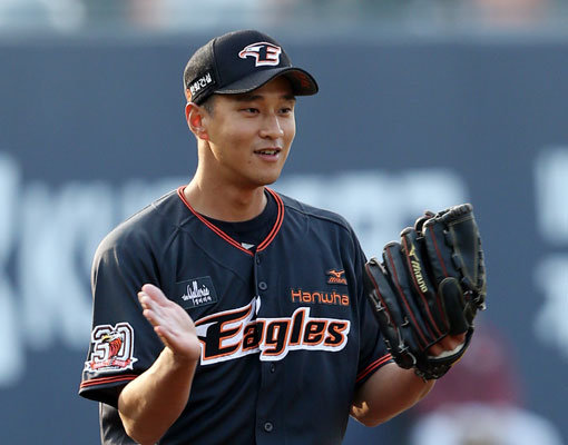 ‘소방수’라는 날개를 달고 더 높이 날아오를 채비를 마친 한화 윤규진, 그는 앞으로 이글스의 레전드 투수인 구대성처럼 굳센 믿음을 주는 마무리투수가 되겠다는 포부를 품었다. 시즌 초반부터 든든하게 뒷문을 지키면서 상쾌한 스타트도 끊었다. 사진제공｜한화 이글스