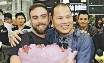 지난달 18일 중국 산터우 공항에 내린 맷 스토페라(왼쪽)가 중국 현지 언론과 팬들의 환영을 받으며 ‘브로 오렌지’를 만났다. 두 사람이 만나는 장면은 현지 일간지인 ‘선전일보’ 1면을 장식했다. 중국 선전일보 홈페이지 캡처