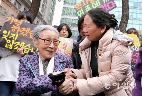위안부 할머니 찾아온 베트남전 학살사건 생존자 8일 오후 서울 종로구 주한 일본대사관 앞에서 열린 
1173차 수요집회 때 베트남에서 온 응우옌티탄 씨(55·여·오른쪽)가 일본군 위안부 피해자인 김복동 할머니의 손을 잡으며 
위로하고 있다. 응우옌티탄 씨는 베트남전 당시 일어난 민간인 학살사건의 생존자 가운데 한 명으로 알려졌다. 원대연 기자 
yeon72@donga.com