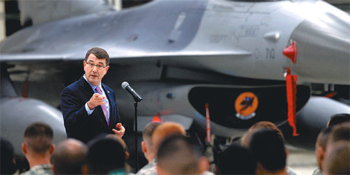 애슈턴 카터 미국 국방장관이 9일 경기 평택시 오산 공군기지에 도착해 F-16 전투기 앞에서 미군 장병들에게 인사말을 하고 있다. 카터 장관은 올해 2월 취임 이후 처음으로 방한했다. 오산 공군기지=사진공동취재단