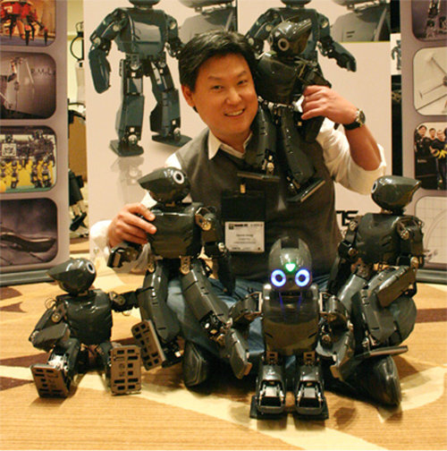 데니스 홍 교수가 로봇축구가 가능한 소형 로봇 ‘다윈op’와 포즈를 취했다. 홍 교수는 “로봇 지능이 소프트웨어인 만큼 로봇공학과 소프트웨어 기술은 떼려야 뗄 수 없는 관계”라고 말했다. 데니스 홍 교수 제공