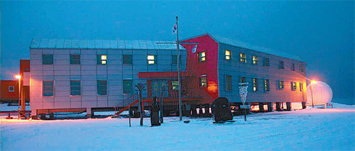 2012년 6월 20일 남극 세종기지 전경. 오전 11시에도 해가 뜨지 않아 어둡다. 남극에서는 4∼9월 해가 떠 있는 시간이 길지 않아 수면리듬 등 신체리듬이 깨지기 쉽다. 극지연구소 제
