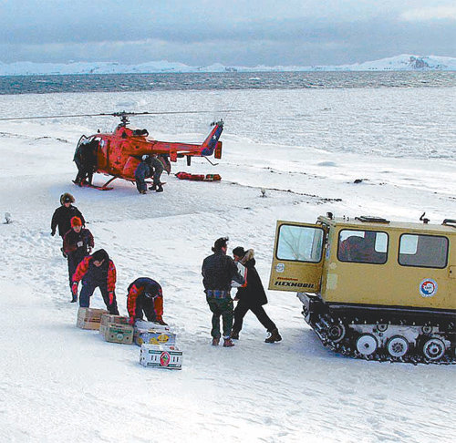 2011년 남극 세종기지에 근무 중인 24차 월동대원들이 헬기를 통해 중간 보급을 받고 있다. 남극 대원들은 고립된 환경에서 생활하고 극한 탐사활동을 이어가야 하는 만큼 적절한 의료 서비스가 필요하다. 극지연구소 제공