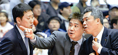 전창진 전 kt 감독(오른쪽)과 김승기 전 kt 수석코치(가운데), 손규완 전 kt 코치는 오랜 세월 한솥밥을 먹으며 농구인생을 함께해왔다.KBL 제공