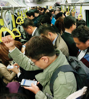‘혼잡도 240%’ 논란을 일으키며 포화 상태가 된 서울시 메트로 9호선 열차 안.