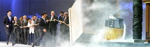 세계 물포럼 쓰러진 자격루 조형물 12일 대구 엑스코에서 열린 ‘2015 대구·경북 세계 물 포럼’ 개회식에서 조형물이 넘어지는 
돌발 상황이 발생하면서 경호원들이 무대로 뛰어오르고 있다. 박근혜 대통령 등 정상급 인사들이 조선시대 물시계인 ‘자격루’를 본뜬 
구조물과 연결된 밧줄을 잡아당기면 항아리에 담긴 물이 아래로 흘러내리도록 설계됐다. 하지만 구조물이 바닥에 고정되지 않아 줄에 
끌려 전체가 넘어지고 말았다. 대구=청와대사진기자단