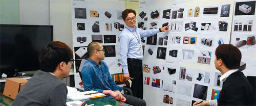 서울 서초구 양재대로에 위치한 LG전자 디자인경영센터에서 직원들이 제품 디자인 시안에 대해 논의하고 있다. LG전자 제공