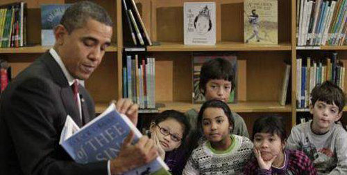 2011년 텍사스의 한 초등학교에서 그림동화를 읽어주는 버락 오바마 미 대통령. 인터넷 캡처