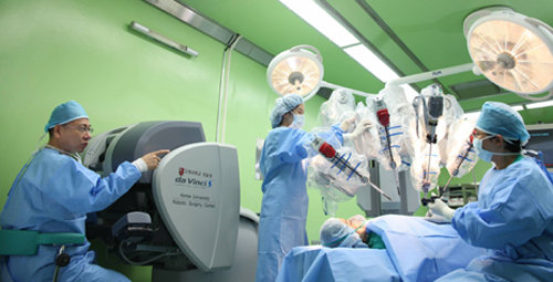 고려대 안암병원 로봇수술센터 김선한 교수(왼쪽)가 로봇직장암수술을 지휘하고 있다. 고려대 안암병원 제공