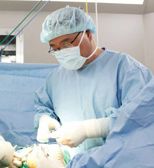 제일정형외과병원 최정근 정형외과 전문의가 인공관절 수술을 하고 있는 모습. 제일정형외과병원 제공