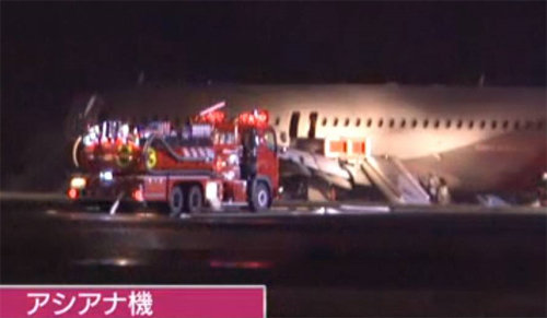 14일 오후 8시 5분 일본 히로시마 공항에 착륙하다 활주로를 벗어난 아시아나항공 162편 모습. NHK 방송 화면 캡처