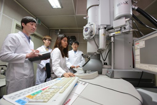 가천대 바이오나노학과 학생들이 투과전자현미경(TEM)을 이용해 나노 구조를 분석하고 있다.