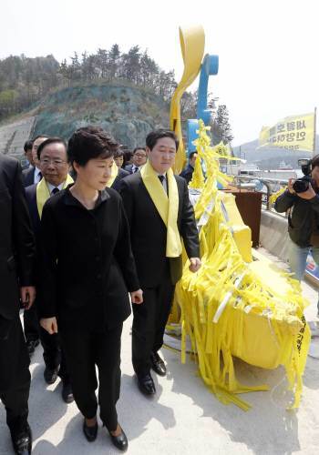 박근혜대통령이 세월호참사 1주기를 맞는 16일 오후 전남 진도군 팽목항 방파제에 시민들이 설치해놓은 세월호 상징물을지나고 있다. 진도/ 청와대사진기자단