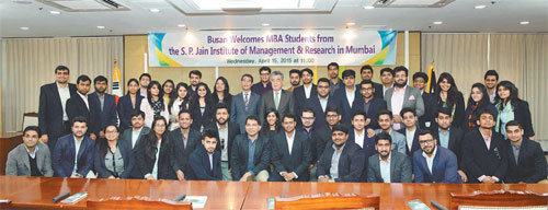인도 뭄바이 시 에스피 자인대학원 경영학석사(MBA) 과정 경영후계자 49명이 15일 부산을 방문해 산업시찰을 한 뒤 시청에서 기념촬영을 하고 있다. 부산시 제공