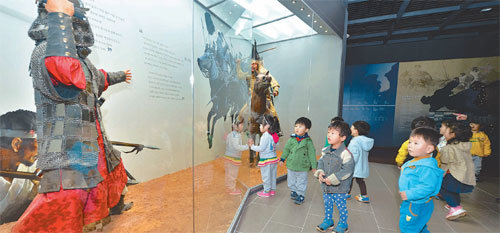 15일 강화전쟁박물관을 찾은 유치원생들이 제2실에서 고려와 몽골의 장수 인형을 신기한 듯 바라보고 있다. 강화군 제공