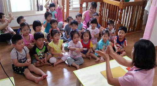 서울의 한 어린이집을 찾은 방문간호사가 감염병 예방을 위한 올바른 손 씻기 방법을 아이들에게 설명하고 있다. 서울시 제공