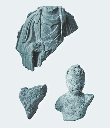 동남리사지에서 발굴된 동제 불상 파편. 형태로 보아 탄생불이었을 것으로 추정된다. 국립부여박물관 제공