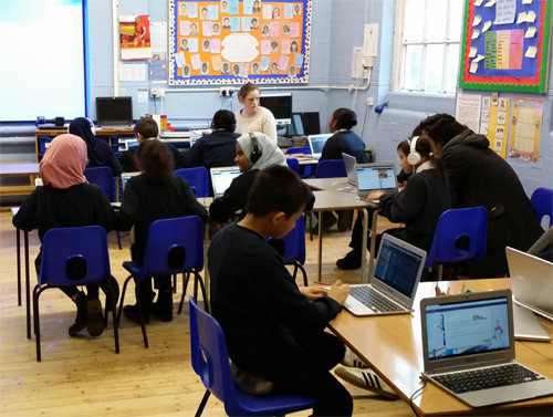 영국 런던 스노스필드 초등학교 학생들이 방과 후 수업에서 소프트웨어 실습을 하고 있다. 영국은 초중고교 학생들에게 매주 1시간 이상 소프트웨어 수업을 의무적으로 받게 했다. 고려대 제공