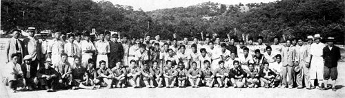 1934년 평양기림리운동장에서 열린 경평축구 대회에 참가한 선수단과 관계자들이 찍은 기념사진.
