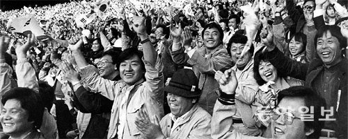 1985년 11월 3일 열린 일본과의 1986년 멕시코 월드컵 아시아지역 최종예선 2차전에서 한국의 허정무(한국프로축구연맹 부총재)가 골을 터뜨리자 팬들이 열광하고 있다. 한국이 1-0으로 이겼고 1, 2차전 합계 2승으로 32년 만에 월드컵 본선 무대에 올랐다. 동아일보DB