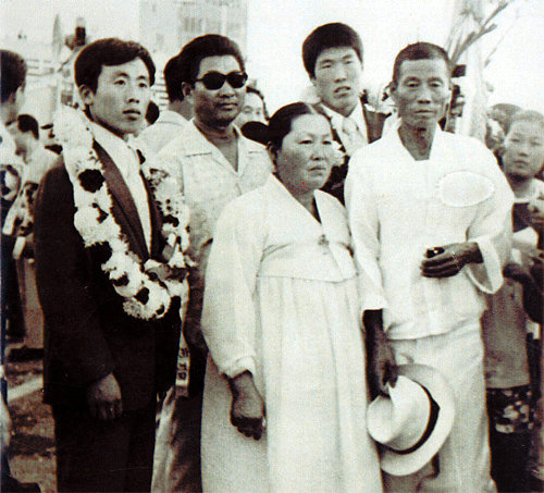 한국 축구의 간판스타였던 차범근 전 대표팀 감독이 1972년 말레이시아 메르데카컵에서 우승하고 귀국한 뒤 김포공항에서 찍은 
기념사진. 당시 차 전 감독은 19세 막내로 처음 태극마크를 달아 화제를 모았다. 뒷줄 왼쪽부터 시계방향으로 김진국 전 
대한축구협회 전무이사, 장운수 당시 경신고 감독, 차 전 감독, 차 전 감독 아버지와 어머니. 차 전 감독과 김 전 이사는 경신고
 동문으로 당시 함께 선수로 출전했다. 이재형 이사 제공