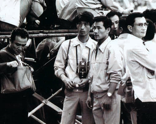신중식 전 국회의원(오른쪽)이 한국일보 기자 시절이던 1972년 서울운동장에서 열린 박대통령컵 국제축구대회를 관전하고 있다. 이재형 이사 제공