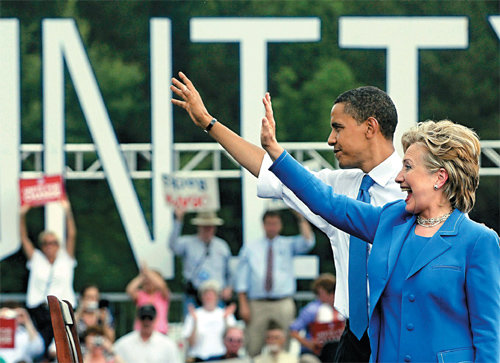 2008년 6월 뉴햄프셔 주 유니티에서 열린 전당대회에서 버락 오바마 민주당 대통령 후보와 함께한 힐러리 클린턴. 오바마는 대통령에 당선된 뒤 힐러리에게 국무장관직을 제안했다. ⓒChristopher Fitzgerald/CandidatePhotos/Newscom