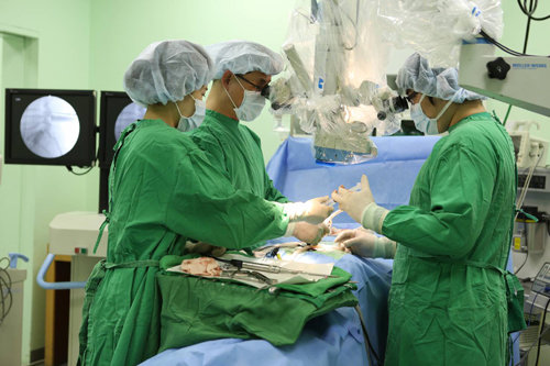 굿스파인병원 의료진들이 척추 디스크 수술을 하고 있다. 굿스파인병원 제공